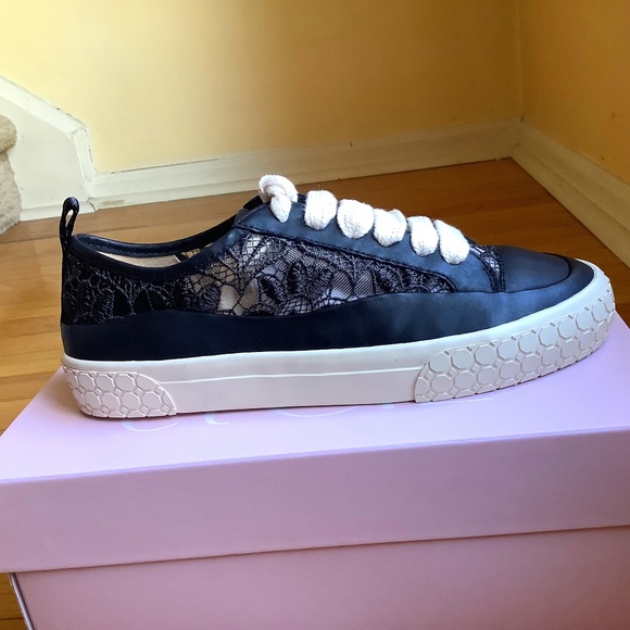 Louise et  Cie Lo Boyana Leather Lace Crochet Sneaker Black SZ 9 - Picture 1 of 16